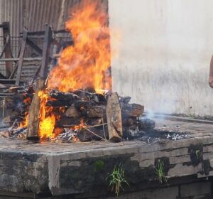 Step-by-Step Process of Wooden Cremation in Hindu Funeral Traditions