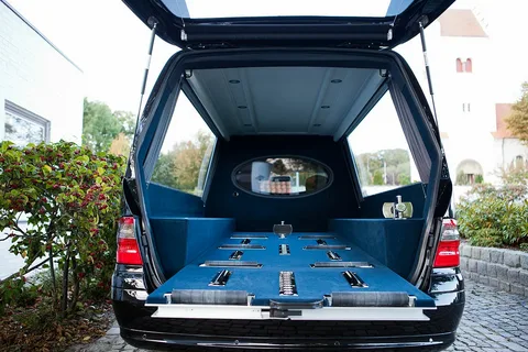 Role of Ambulance and Hearse Van Services in Dead Body Transportation Across Mumbai
